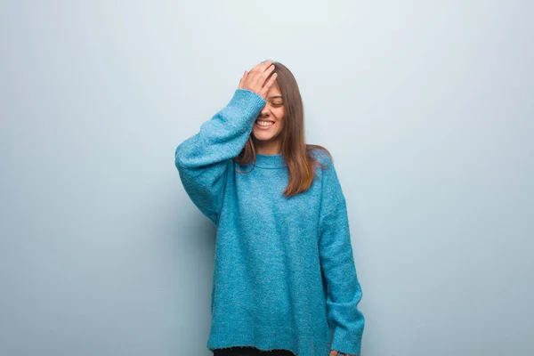 Jovem Mulher Bonita Vestindo Uma Camisola Azul Esquecida Perceber Algo — Fotografia de Stock
