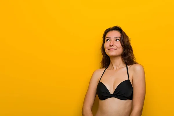 Bikini Giyen Genç Avrupalı Kadın Amaçlarına Amaçlarına Ulaşma Hayali Kuruyor — Stok fotoğraf