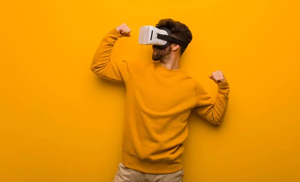 Jovem vestindo óculos de realidade virtual — Fotografia de Stock