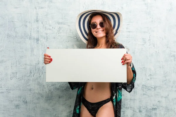 Bikini giyen ve pankart tutan Avrupalı genç bir kadın. — Stok fotoğraf
