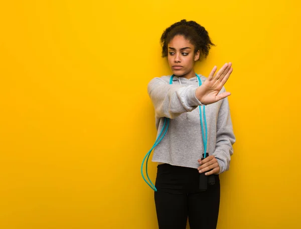Jovem Fitness Mulher Negra Colocando Mão Frente Segurando Uma Corda — Fotografia de Stock