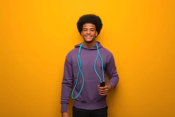 Jovem Homem Desporto Afro Americano Segurando Uma Corda Salto Alegre — Fotografia de Stock