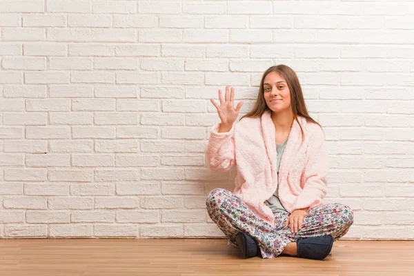 Jonge Vrouw Pyjama Met Nummer Vijf — Stockfoto