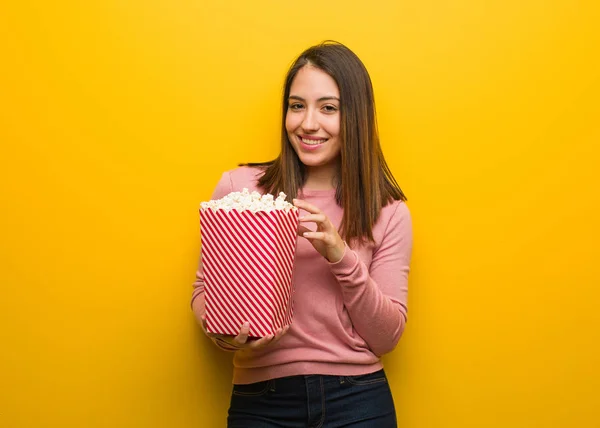 Jonge Leuke Vrouw Met Een Popcorn Emmer Vrolijk Met Een — Stockfoto
