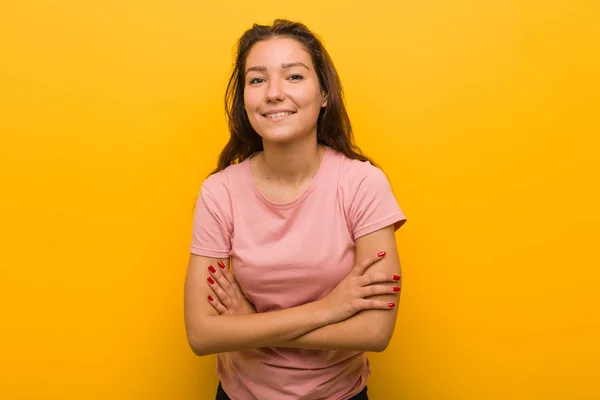Jonge Europese Vrouw Geïsoleerd Gele Achtergrond Lachen Plezier Hebben — Stockfoto