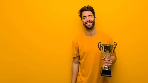 Mladý Muž Drží Trofej Zkřížené Paže Usmívá Uvolňuje — Stock fotografie