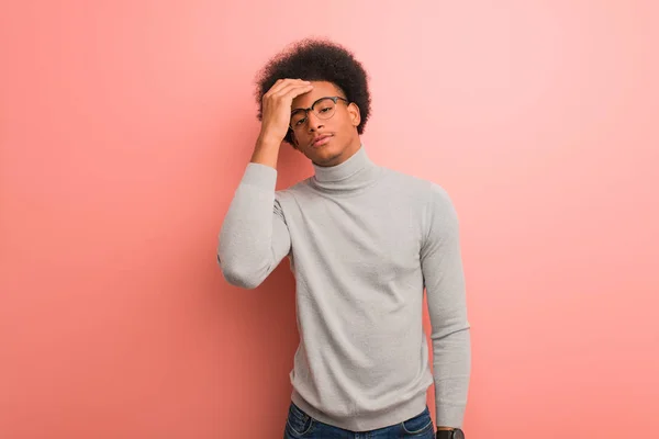 Jovem Homem Afro Americano Sobre Uma Parede Rosa Cansado Muito — Fotografia de Stock