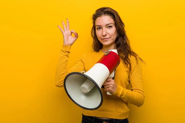 Jovem Mulher Europeia Segurando Megafone Alegre Confiante Mostrando Gesto — Fotografia de Stock