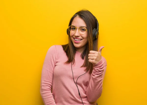 Jovem Mulher Bonito Ouvir Música Sorrindo Levantando Polegar Para Cima — Fotografia de Stock