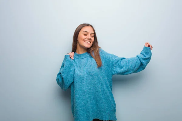 Jovem Mulher Bonita Vestindo Uma Camisola Azul Dançando Divertindo — Fotografia de Stock