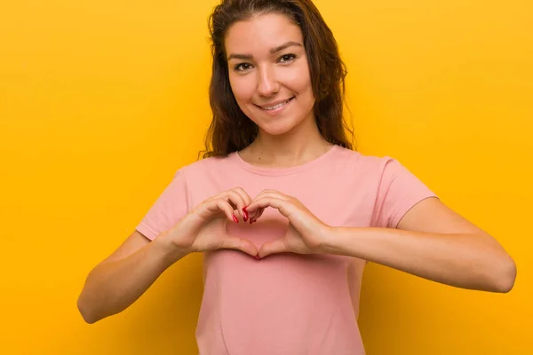 Jovem Mulher Europeia Isolada Sobre Fundo Amarelo Sorrindo Mostrando Uma — Fotografia de Stock