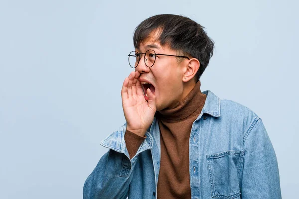 Young Chinese Man Whispering Gossip Undertone — Stock Photo, Image