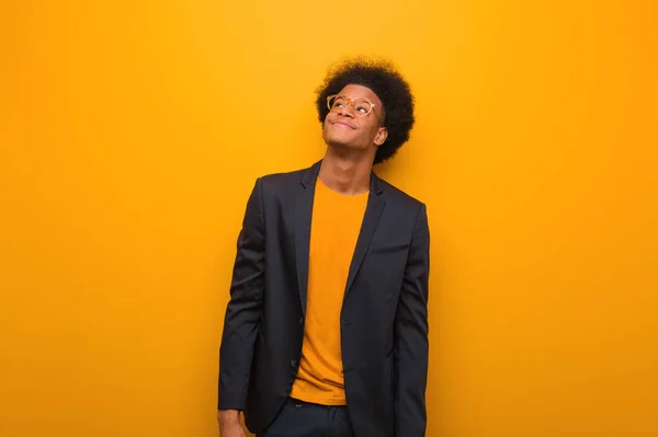Mladý Podnikatel Africký Američan Muž Přes Oranžovou Zeď Snění Dosažení — Stock fotografie