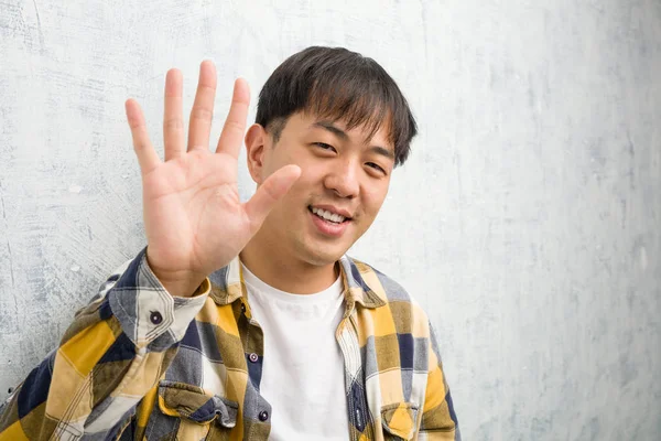 Junge Chinesische Mann Gesicht Nahaufnahme Zeigt Nummer Fünf — Stockfoto