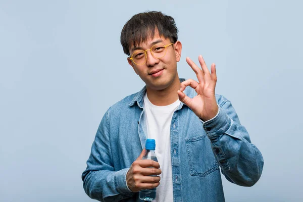 Junger Chinese Hält Eine Wasserflasche Fröhlich Und Selbstbewusst Der Hand — Stockfoto