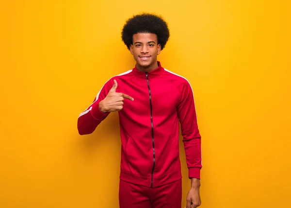 Jeune Homme Noir Sportif Sur Mur Orange Personne Pointant Main — Photo
