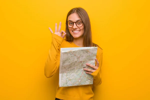 Jonge Blanke Vrouw Vrolijk Zelfverzekerd Met Een Goed Gebaar Houdt — Stockfoto