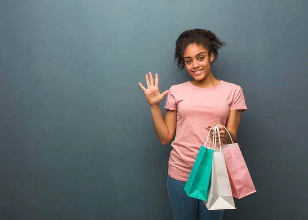 Uma Jovem Negra Mostrar Número Cinco Ela Está Segurando Sacos — Fotografia de Stock