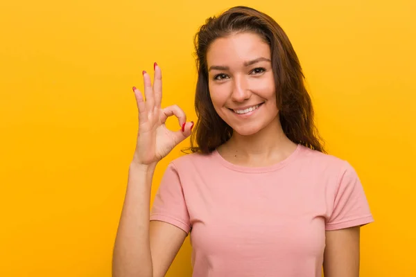Young European Woman Isolated Yellow Background Cheerful Confident Showing Gesture — 스톡 사진