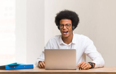 Genç pazarlamacı, siyah adam göz kırpıyor, komik, dost canlısı ve kaygısız.