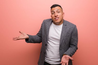 Genç ve zarif Latin adamın kafası karışık ve kuşkulu.