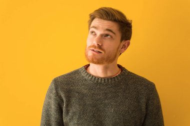 Genç kızıl saçlı adam hedeflerine ve amaçlarına ulaşmak için yakın plan çekiyor.