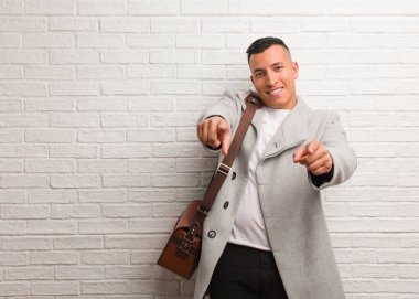 Genç Latin iş adamı neşeli ve gülümseyen