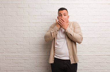 Genç Latin adam şaşırdı ve şok oldu.