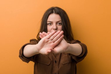 Genç kıvrımlı Rus kadın inkar hareketi yapıyor.