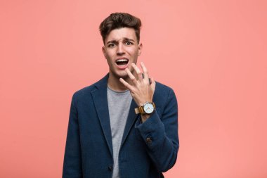 Genç iş adamı öfkeyle bağırıyor..