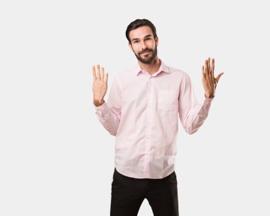 Genç yakışıklı gösteren sayı dokuz adam