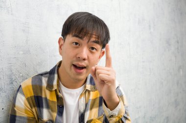 Genç Çinli adamın bir fikri, ilham konsepti var.