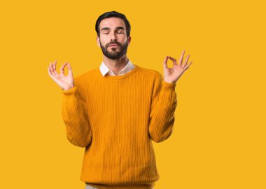 Genç doğal insan yoga yapıyor.