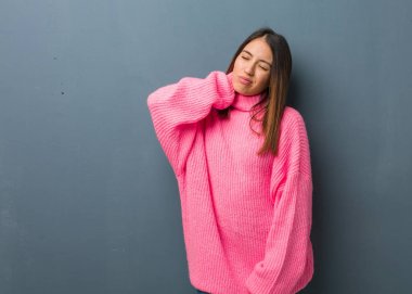 Boyun ağrısı acı genç modern kadın