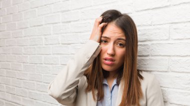 Genç iş kadın yorgun ve çok uykulu