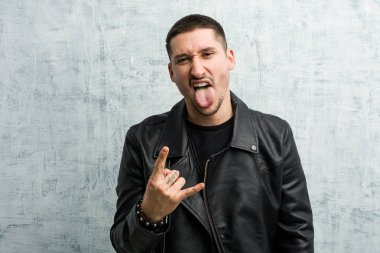 Genç rockçı komik ve arkadaş canlısı dilini dışarı çıkarıyor..