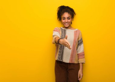 Genç siyah Afro-Amerikalı mavi gözlü kız birine merhaba diyor.