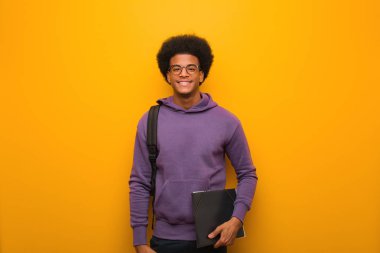 Genç Afro-Amerikan öğrenci. Neşeli ve büyük bir gülümsemesi var.