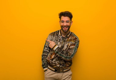 Serin genç gülümseyen ve tarafına işaret eden adam