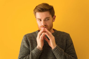 Genç kızıl saçlı adam yakın plan yapıyor.