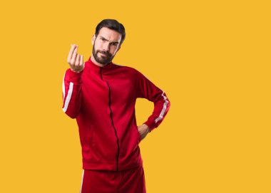 Genç fitness adamı tipik bir italyan hareketi yapıyor.