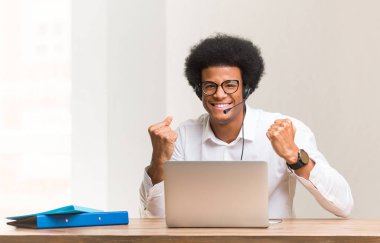 Genç pazarlamacı siyahi adam şaşırdı ve şok oldu.