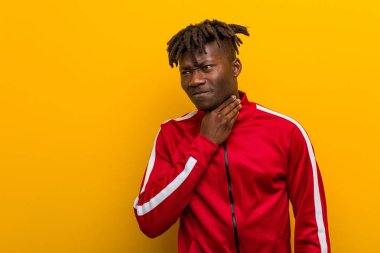 Genç fitness zencisi, virüs veya enfeksiyon yüzünden boğaz ağrısı çekiyor..