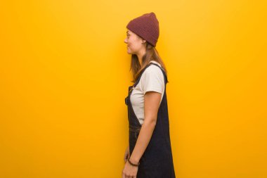 Genç hippi kadın öne doğru bakıyor.