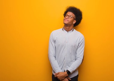 Turuncu bir duvarın ardında hedeflere ve amaçlara ulaşmayı hayal eden Afrikalı genç bir Amerikalı.