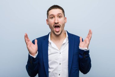 Genç beyaz adam şaşırdı ve şok oldu..