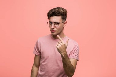 Genç, havalı, beyaz bir adam seni işaret ediyor. Sanki seni davet ediyormuş gibi..