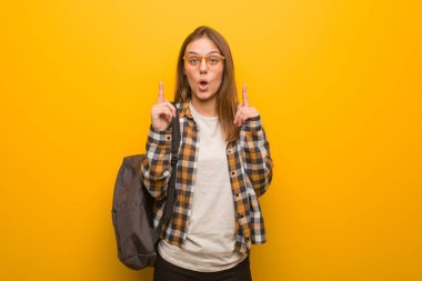 Genç öğrenci kadın bir şey göstermek için işaret şaşırttı