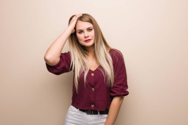 Genç Rus kadın yorgun ve çok uykulu