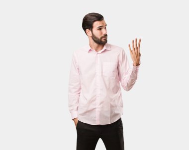 Genç yakışıklı gösteren dördüncü adam